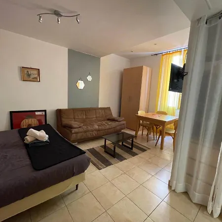 Studio 10 Notre Dame Apartment *